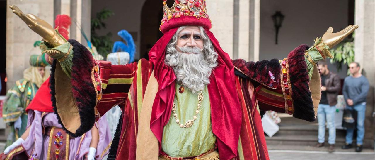 Uno de los Reyes Magos en el exterior del Ayuntamiento de La Laguna.