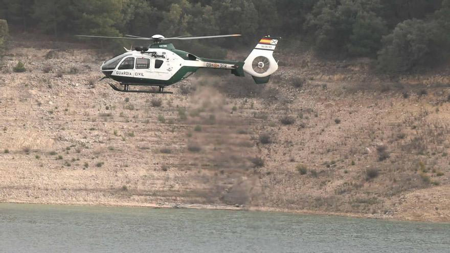 Labores de rescate de la Guardia Civil, este martes en el pantano de Iznájar.