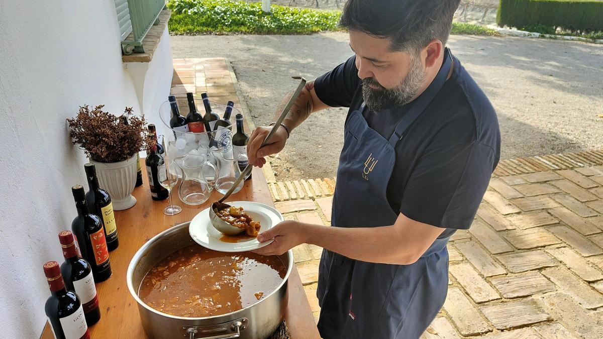 El cocinero Juanlu Fernández, sirviendo una berza jerezana.