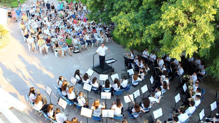 Juveniles de la Unión Musical de Llíria, ayer en el Turia.