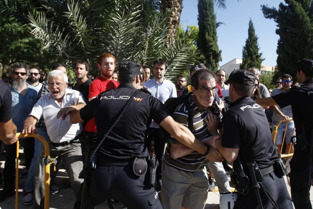 Dos vecinos y un policía heridos durante las prote