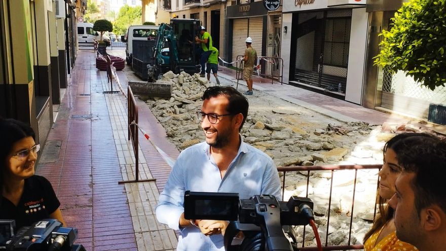 Guilabert pone las obras de la calle Ánimes como ejemplo de la modernización que llegará a todo Elche