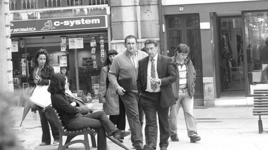 Inocencio Rodríguez y Romualdo Campillo, ayer, rodeados por mayoristas asturianos, a su llegada a la Cámara.