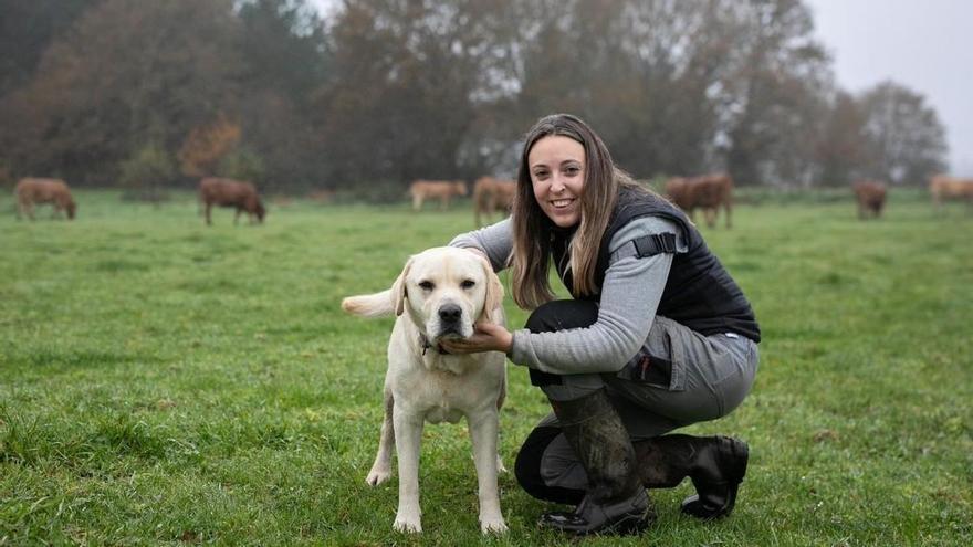 Ganadera en Melide e 'influencer' del rural: «A mi padre le decían: "Qué pena que no sea un chaval para poder conducir el tractor"»