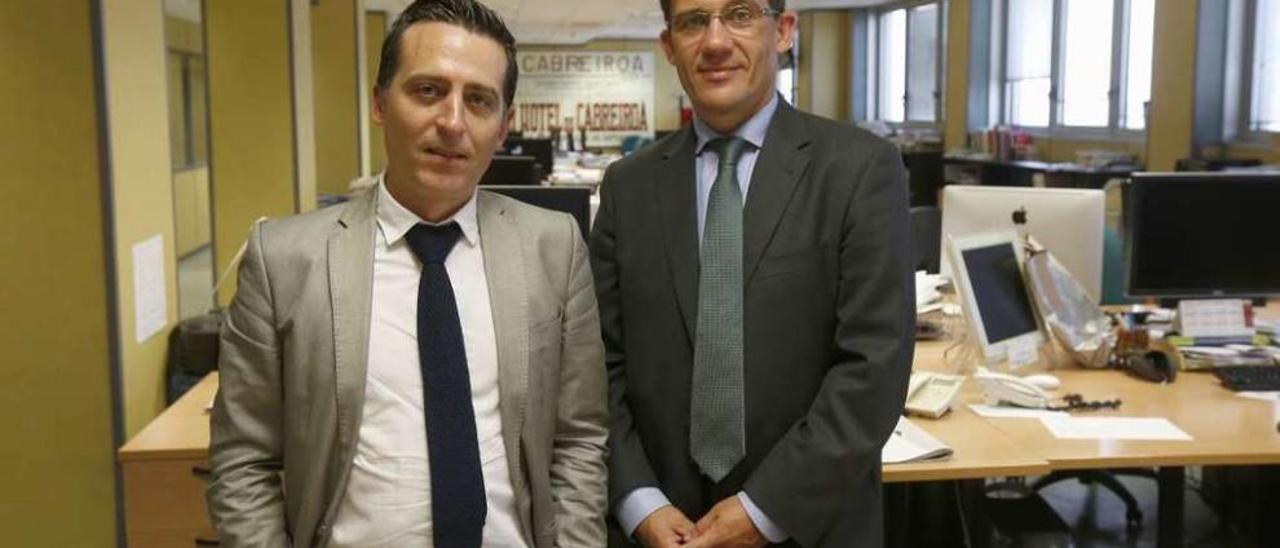 El consejero delegado de Connectis, Graham Johnson (derecha), y el director de las oficinas de la firma en Galicia, José Antonio Llao, en la redacción de FARO. // Ricardo Grobas