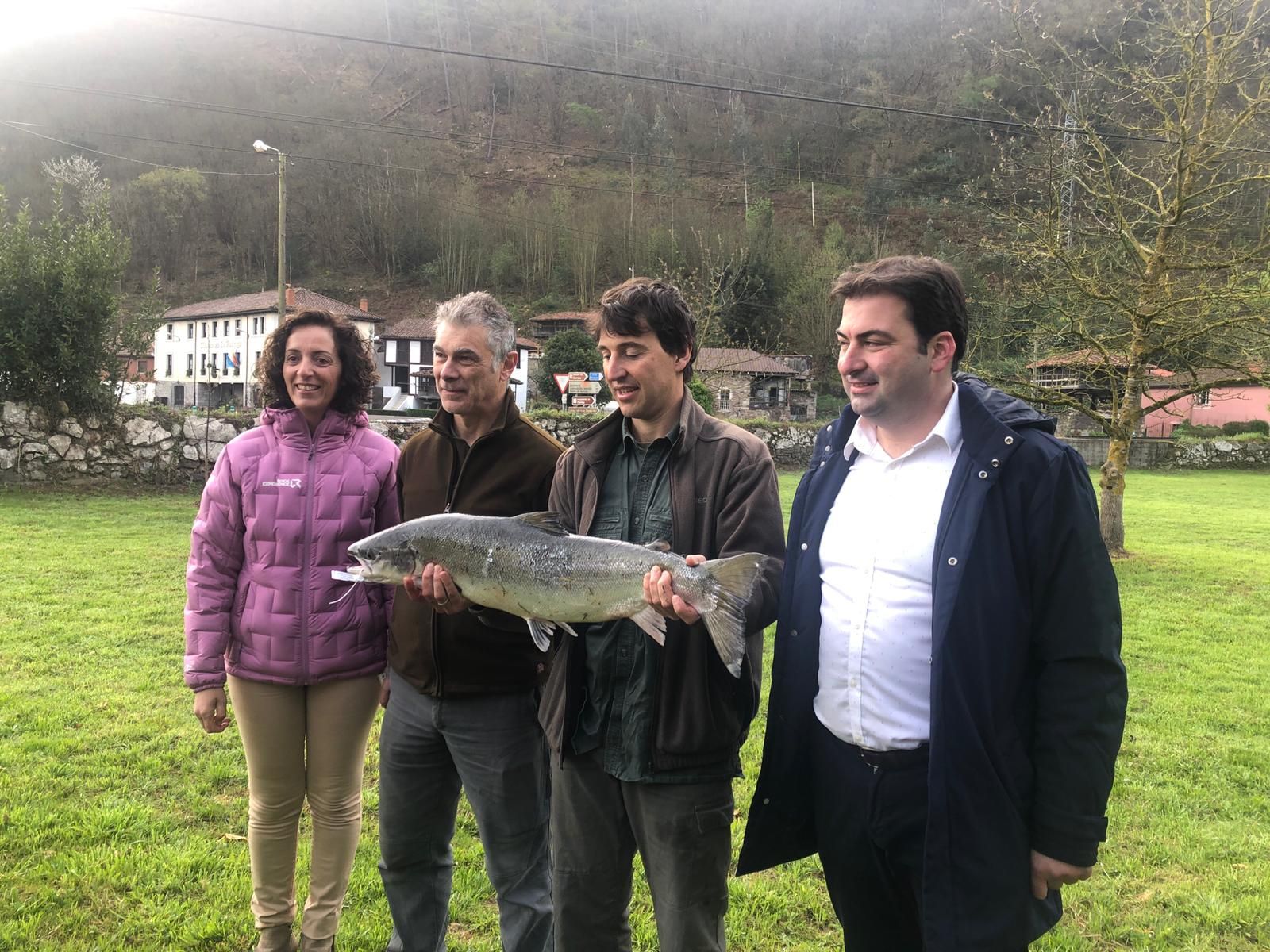 Sale en Campanu 2022: el primer salmón de la temporada se pesca en el Narcea y pesa 6,7 kilos