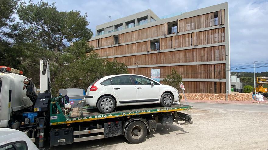 Un vehículo inmovilizado por ejercer de taxi pirata.