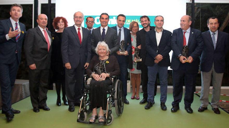Los cinco premiados con directivos de La Opinión de Málaga, Domi del Postigo y las principales autoridades de la provincia.