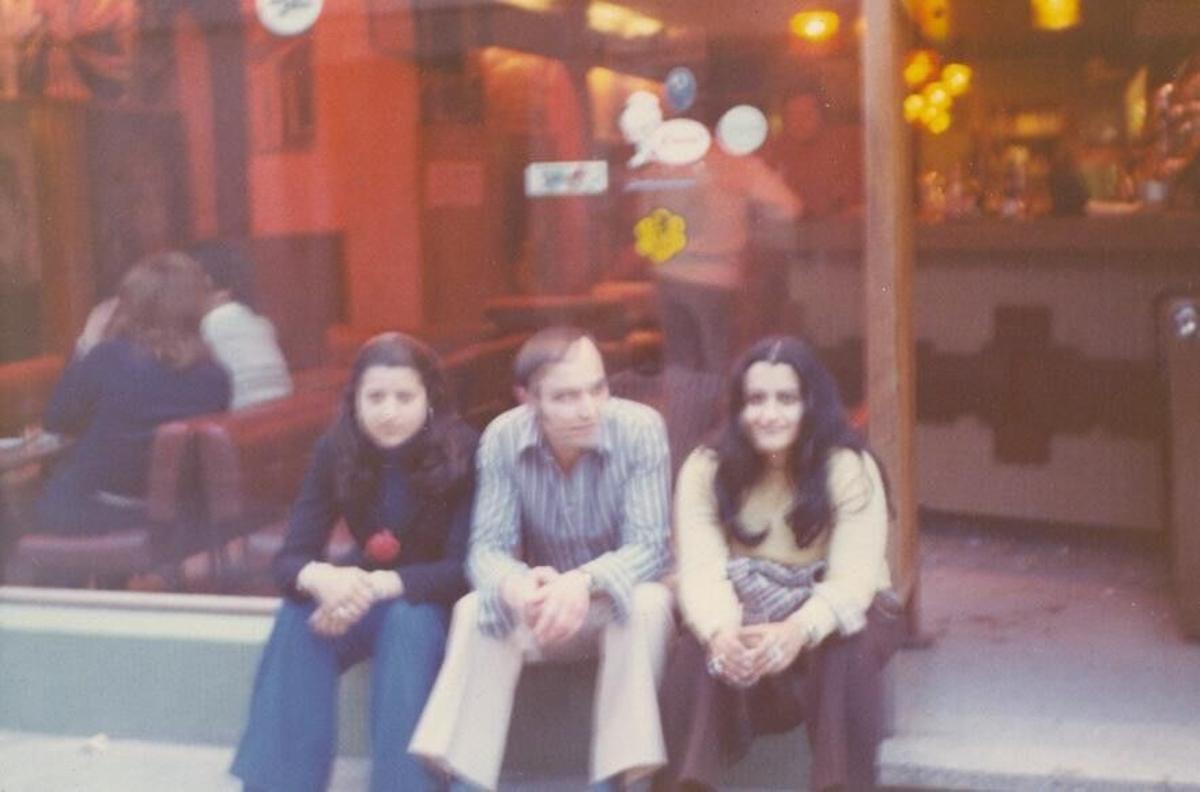 Lito Pena (centro), sentado en la entrada del Moby Dick en la década de los 70.