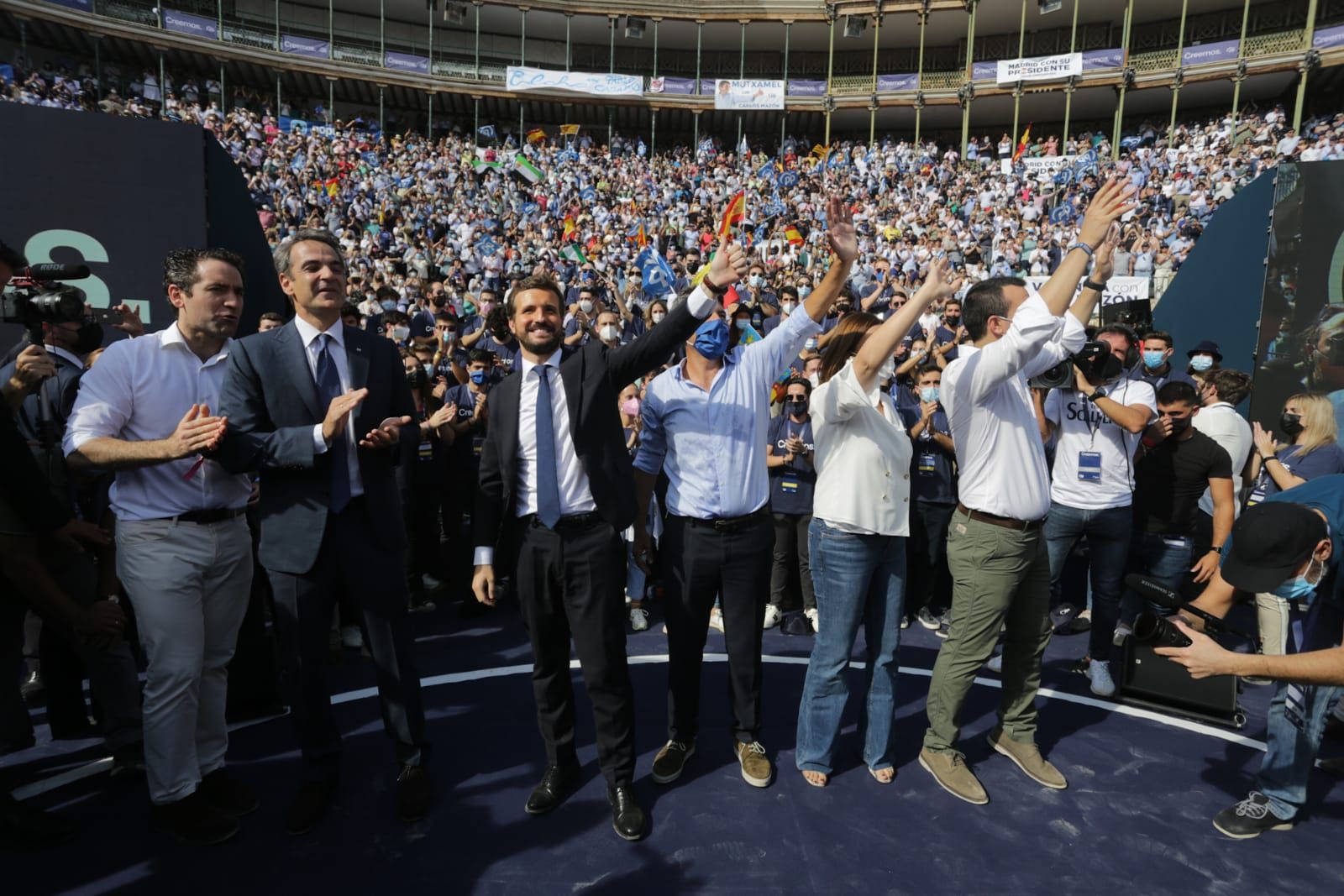 La plaza de toros de València llena en el mitin del PP