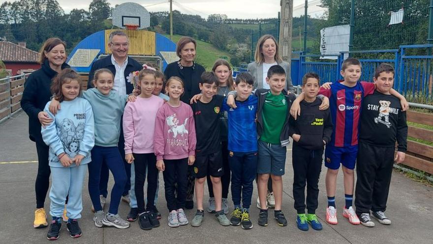 La Alcaldesa promete estudiar una cubierta para el patio del colegio de Pinzales