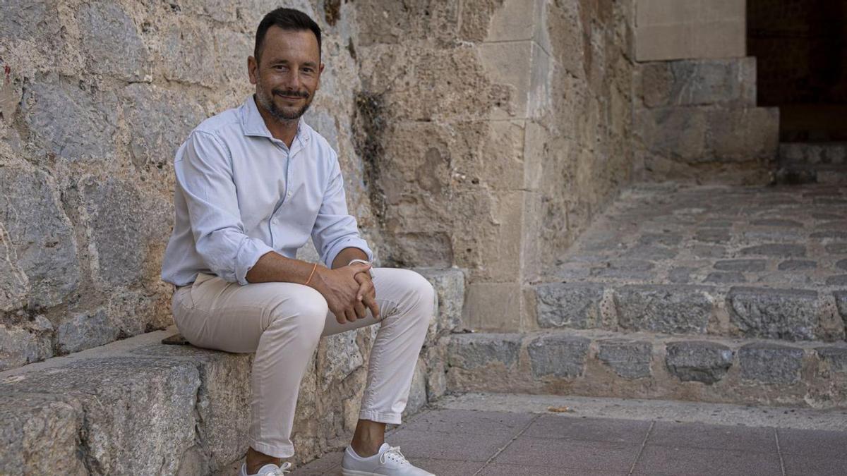 El alcalde de Ibiza, Rafa Ruiz, a los pies de la muralla. | FOTOS: IRENE VILÀ CAPAFONS