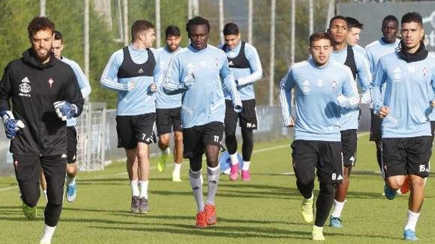 Un momento del entrenamiento de ayer en A Madroa. // Ricardo Grobas