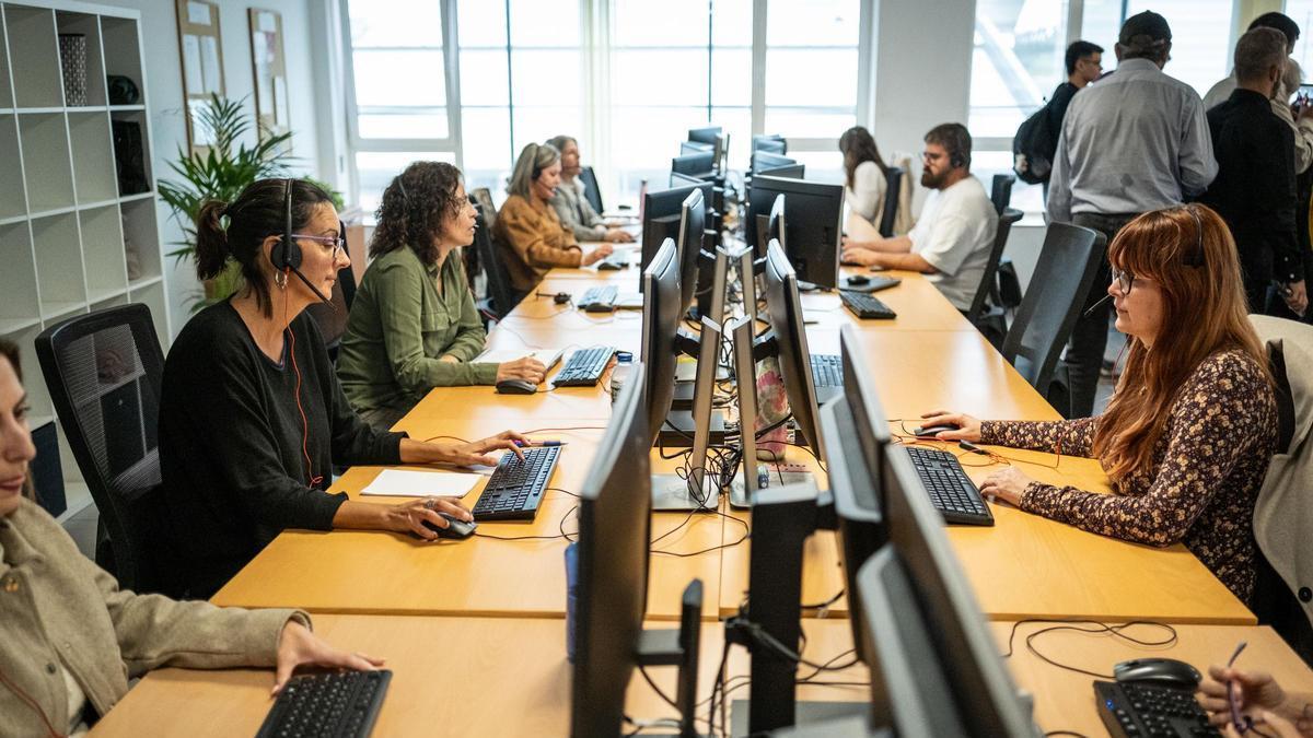 Visita al departamento de atención telefónica de Santa Cruz