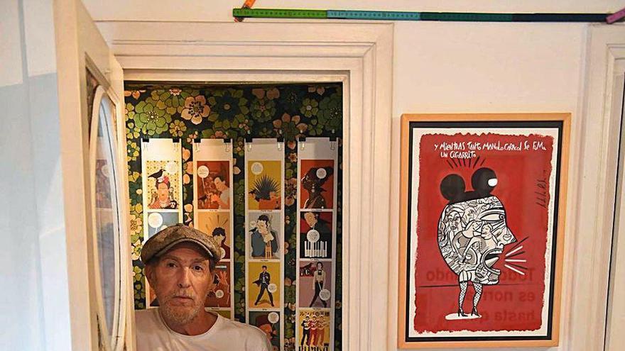 El responsable de Milicia Gráfica, Javier de la Rosa, en el interior de la cabina telefónica integrada en el estudio coruñés.