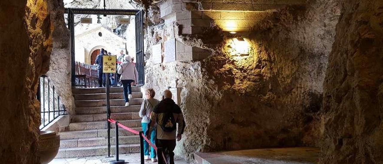 Escaleras de acceso a la cueva de la Santina en Covadonga.