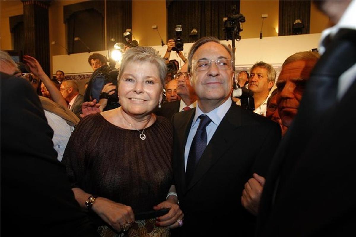 Florentino i la seva dona, en un acte de la campanya a la presidència del Madrid el 2009. Florentino i la seva dona, en un acte de la campanya a la presidència del Madrid el 2009.