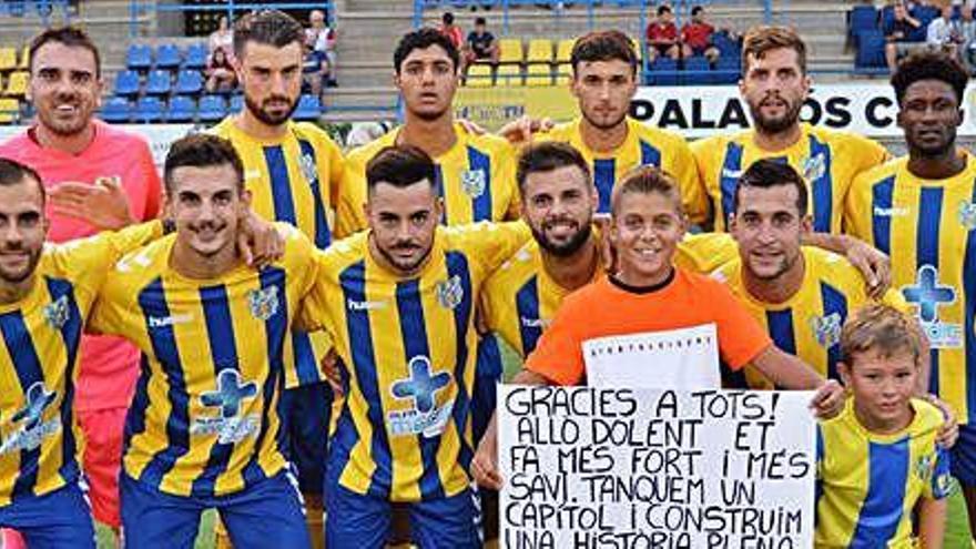 Biel Vargas, amb els jugadors del Palamós abans del partit contra l&#039;Olot.