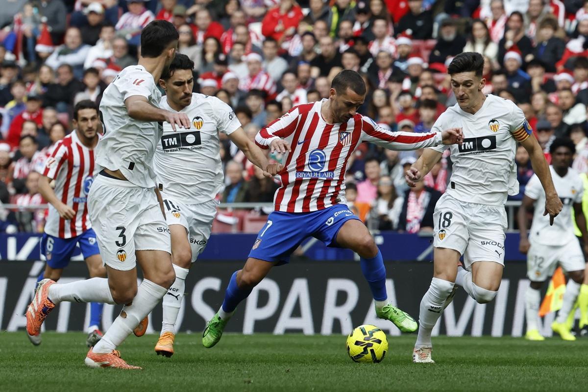 Griezmann controla el balón durante una jugada contra el Valencia CF.