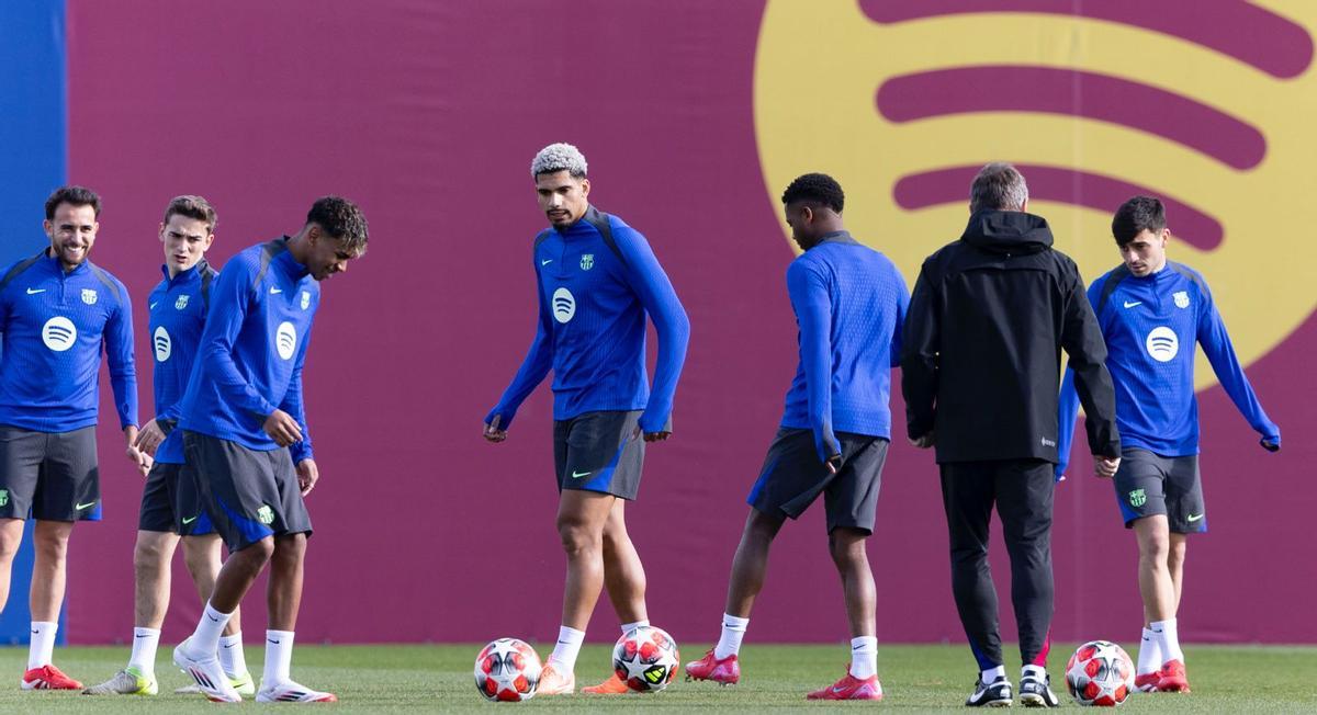 Araujo, en el centro de la imagen, durante el entrenamiento.
