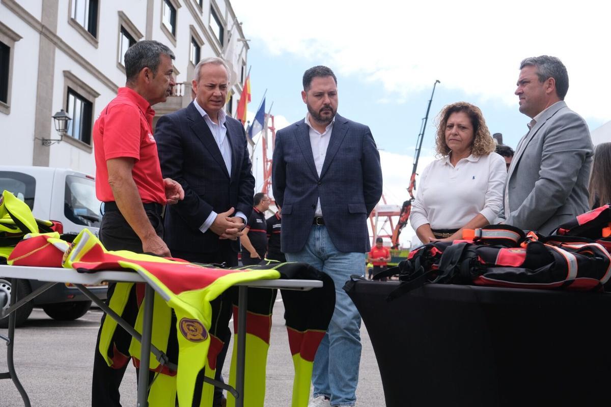 Josué Íñiguez en una presentación de material acuático para los bomberos en el Puerto.