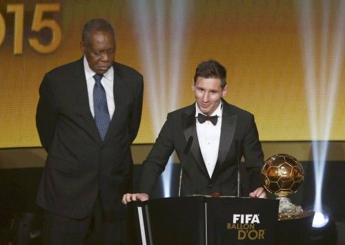 Leo Messi, saludado de forma deportiva por Cristiano Ronaldo, recibió su quinto Balón de Oro en Zurich