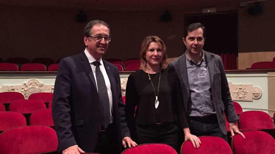 Aurelio Gómez, Olga Mojón y Jacobo Sutil, ayer en el Teatro Principal. // J.Regal