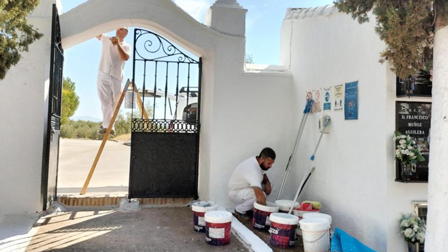 Antequera intensifica los trabajos de mantenimiento y mejora de los cementerios tras el paso de la borrasca