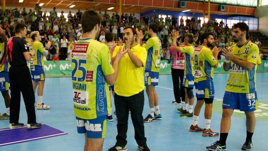 El MMT Seguros aplaude a su público, y los aficionados al equipo, al término de un partido.