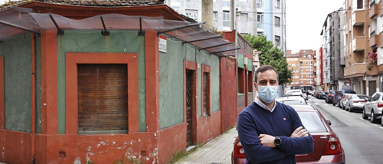 MÁS VERDE PARA LA CALZADA. Olmo Ron posa ante unos viejos inmuebles de La Calzada, barrio donde nació y se crió, que serán derribados en breve para dar paso a una singular zona verde y de estancia para los vecinos.   | ÁNGEL GONZÁLEZ