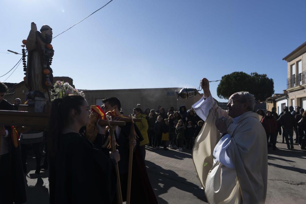 Monfarracinos celebra San Antón con las tradicionales "relaciones"