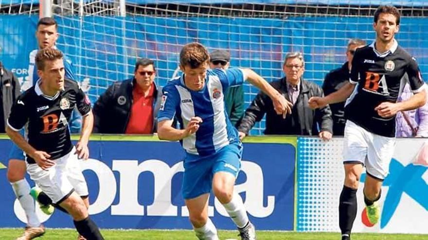 Nico Baleani y Pedro Mairata persiguen a un jugador del Espanyol en el partido de ayer.