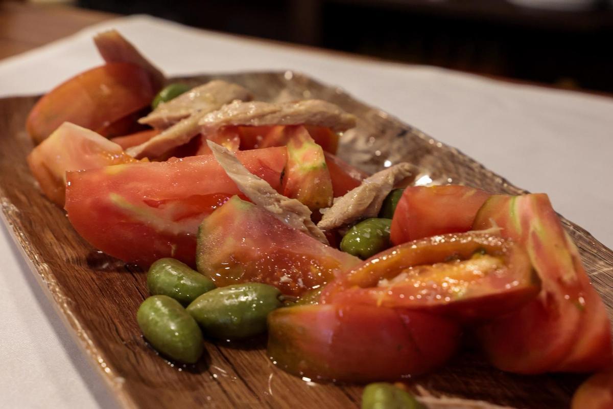 Jávea pink tomato, belly belly and split green olives.