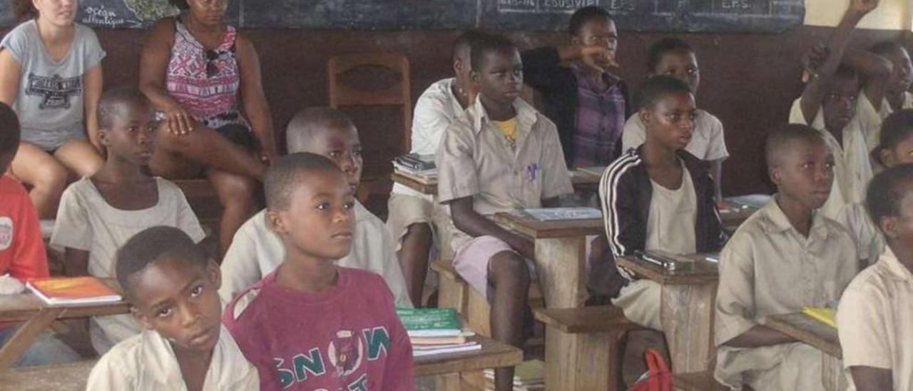 En el sentido de las agujas del reloj: La cooperante con el hijo de una amiga togolesa, en una escuela durante unas clases, junto a compañeros de Res Togo y ayudando en tareas cotidianas con nativos del país africano.