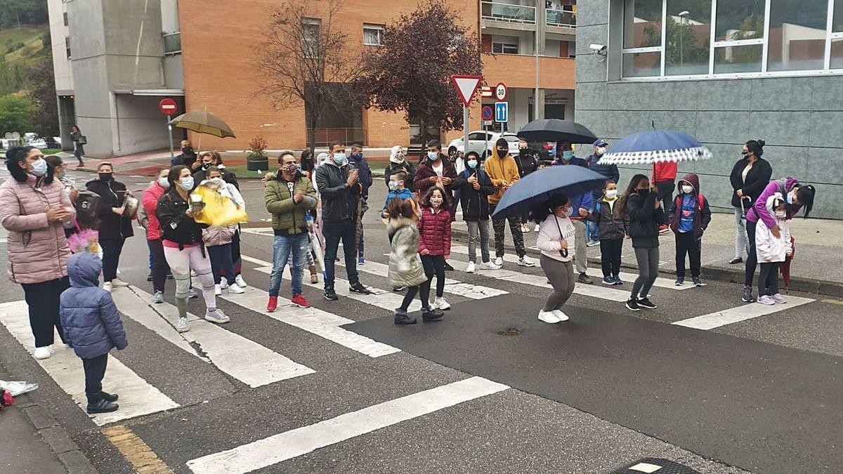 Padres y niños, ayer, cortando la carretera en Nuevo Santullano.