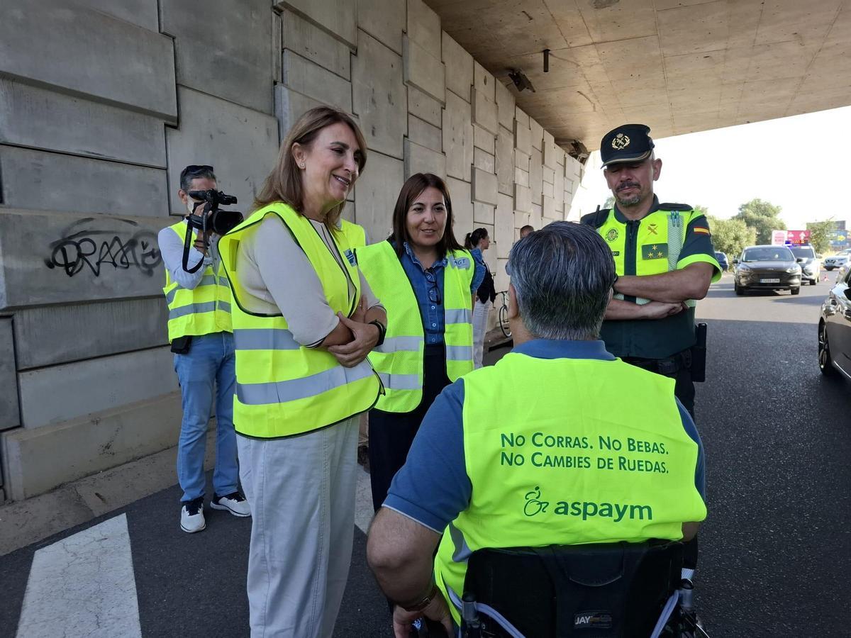 Ana López y Piedad Sánchez hablan con Paco Pedrosa.