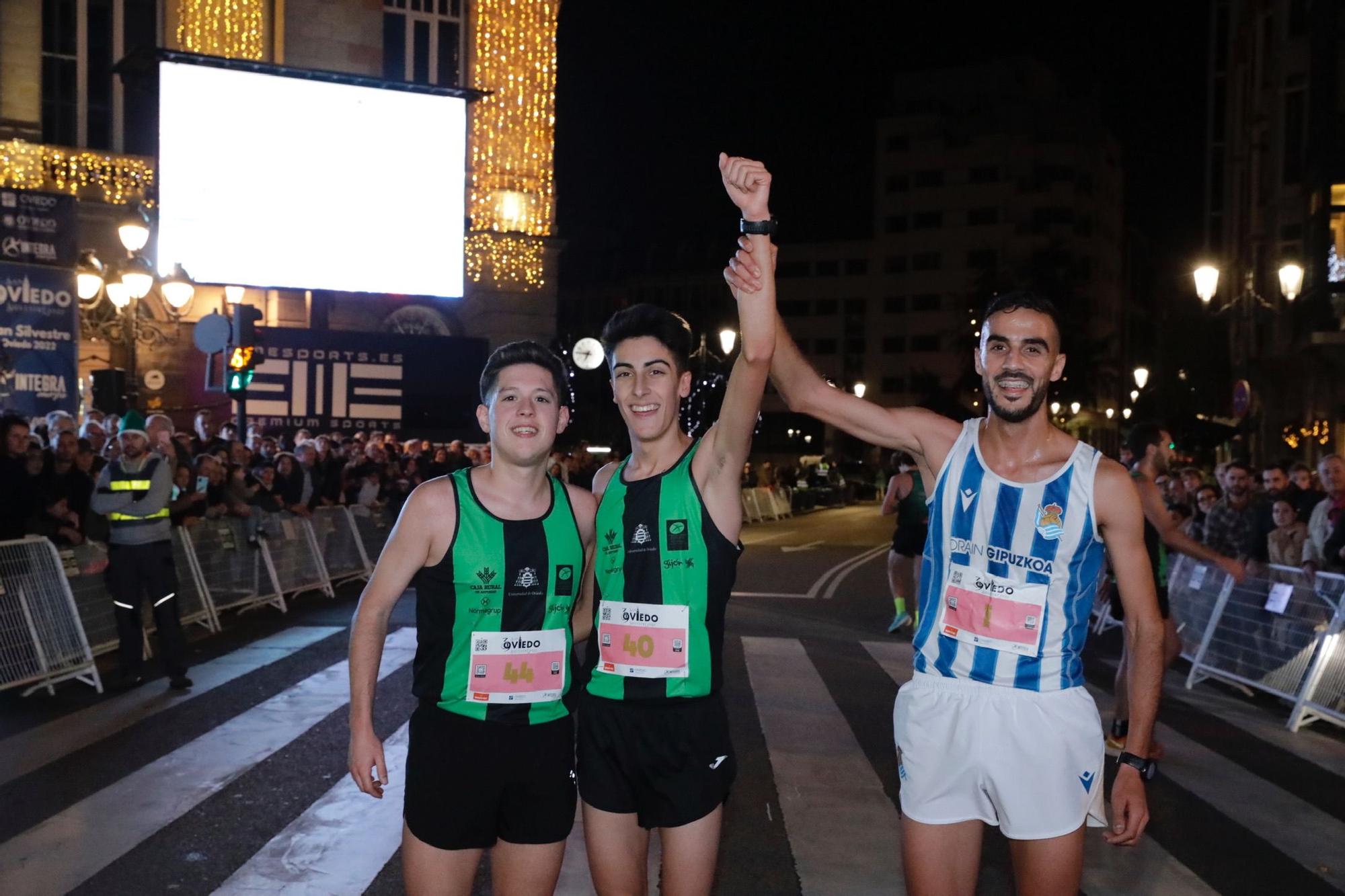 En imágenes: Jaime Bueno (Univerisad de Oviedo) y Mariam Benkert triunfan en la San Silvestre de Oviedo