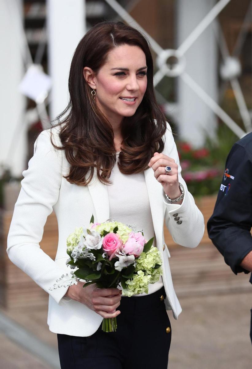 Kate Middleton combina la blazer de Zara en un look navy
