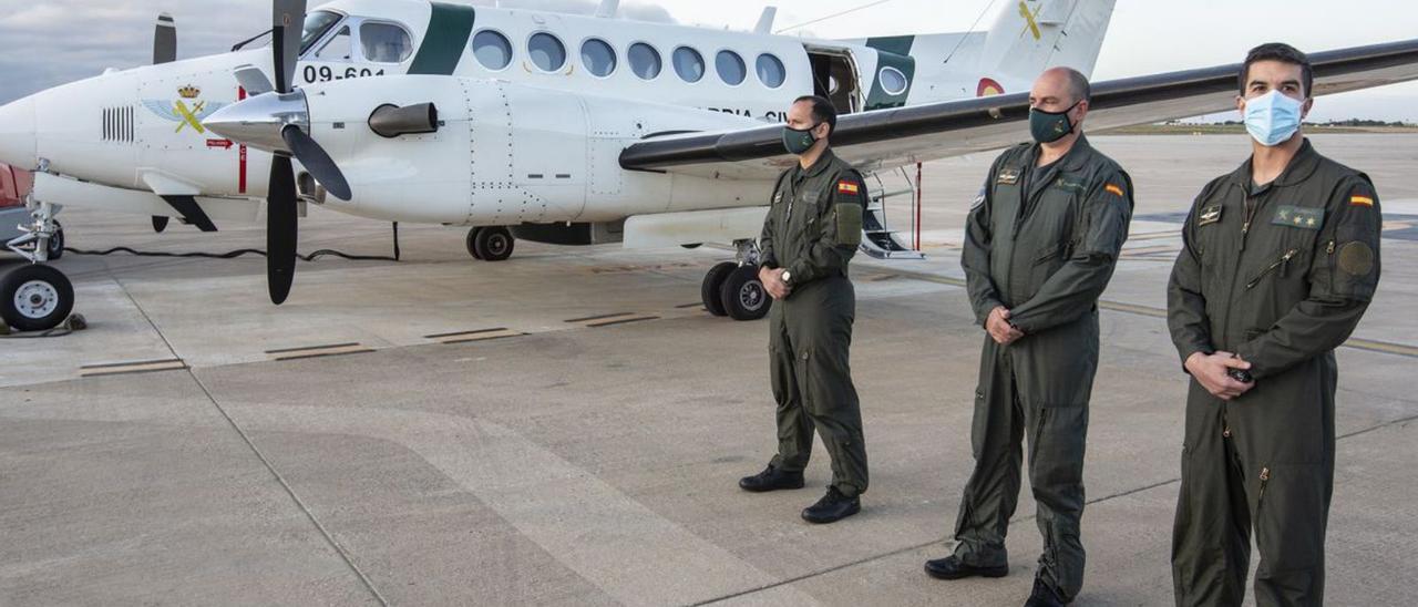A la izquierda, tres miembros de la tripulación del avión; a la derecha, el comandante Sergio Marín con la subdelegada del Gobierno y el jefe de la Guardia Civil de Alicante. | ALEX DOMÍNGUEZ