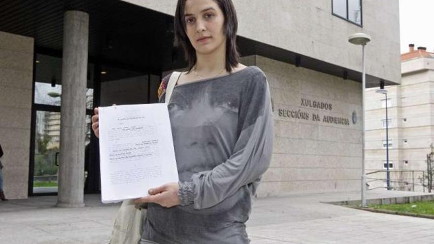 La joven gallega Noemí Lima, ayer, frente a los juzgados de Vigo. / marta g. brea