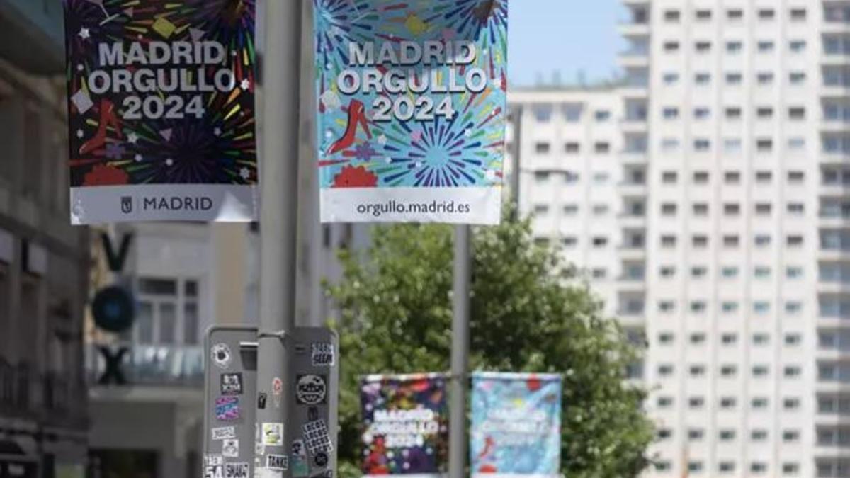 Dos carteles del Orgullo 2024 colgados de una farola, en Gran Vía, a 24 de junio de 2024, en Madrid.
