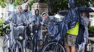 zentauroepp45510565 valencia 18 10 2018 sociedad  lluvia   turistas en la plaza 181018122707