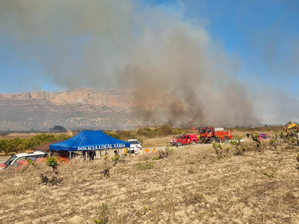 El fuego, cerca del Montgó, en una imagen tomada en torno a las 16.00 horas de este sábado.