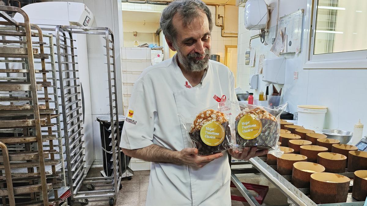 Daniel Jordà, en el obrador de Panes Creativos, con sus ’panettones’.