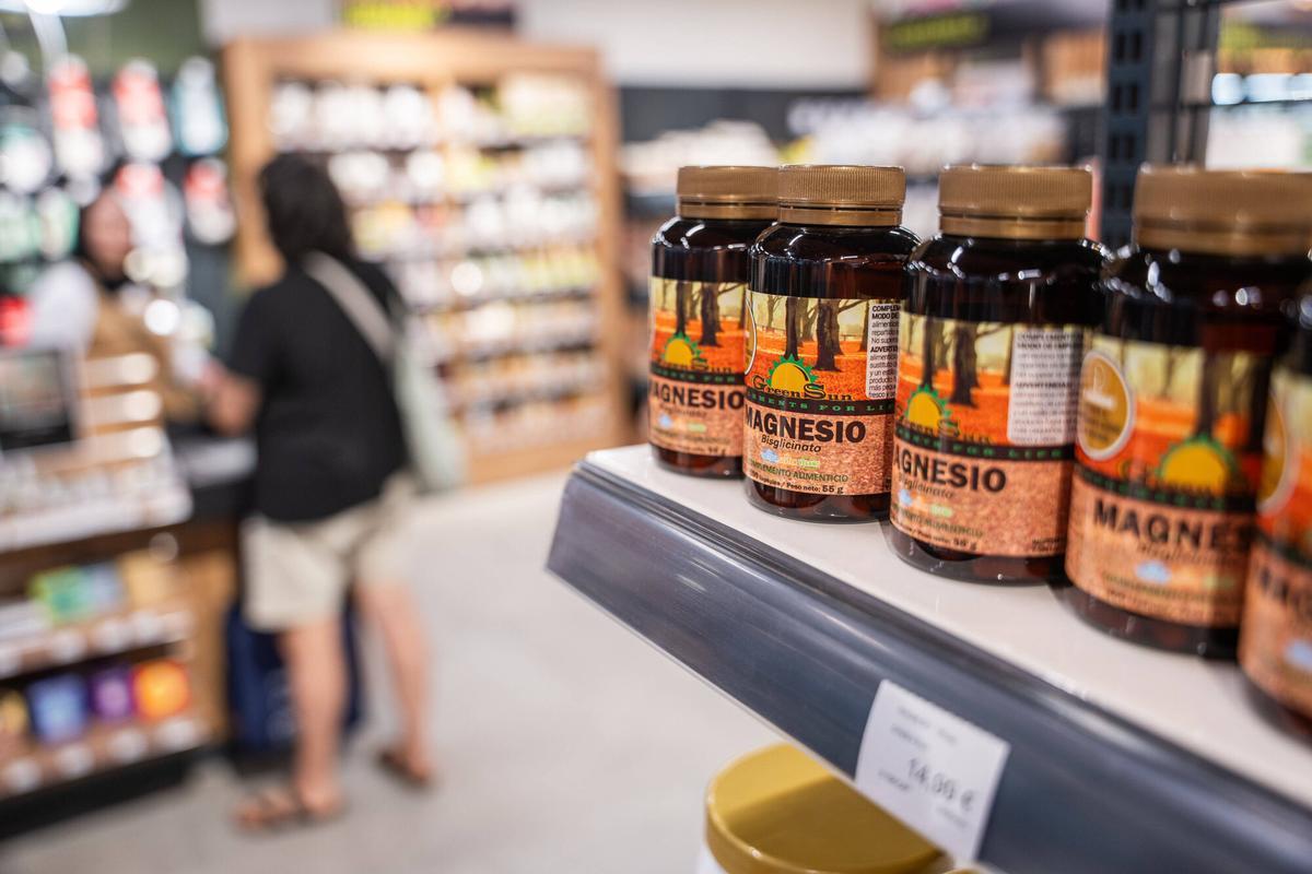 Suplementos de magnesio a la venta en un herbolario.