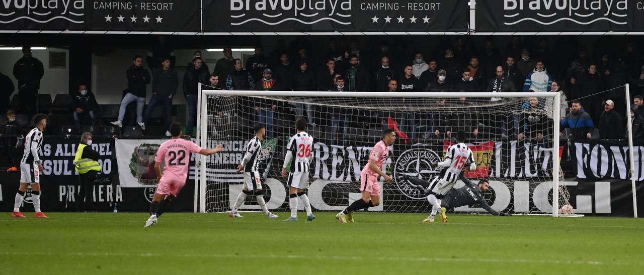 Gerard Oliva anota el 0-2 definitivo en Castalia.