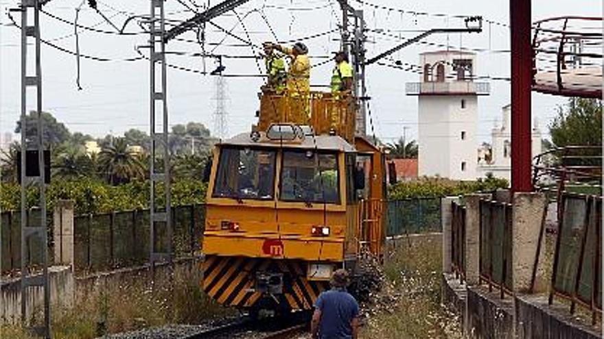 Trabajadores de FGV aún reparaban ayer por la tarde la catenaria junto a la parada de Masies.