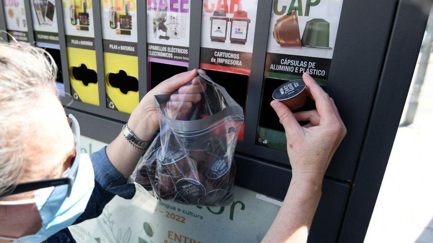 Un contenedor con depósitos para varios productos.