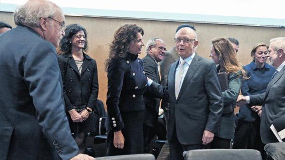 El ministro de Hacienda, Cristóbal Montoro (en el centro) saluda a los consejeros autonómicos en presencia de Andreu Mas-Colell, ayer en Madrid.