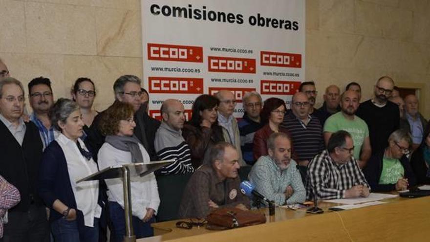 Salvador Soto (tercero por la izquierda sentado) comparece junto a los dirigentes que apoyaron su candidatura.